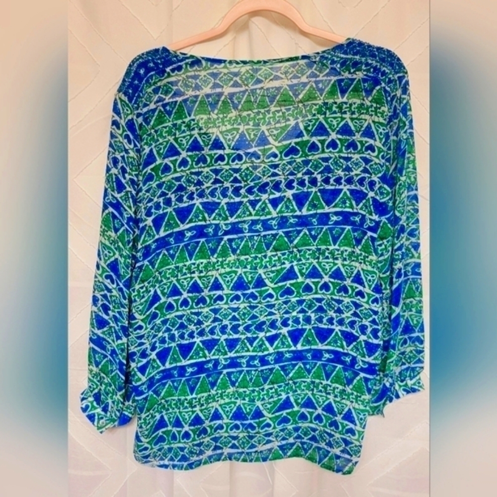 TWO by VINCE CAMUTO Playful Batik Pintuck Peasant Blouse. NWT LARGE - Picture 4 of 9
